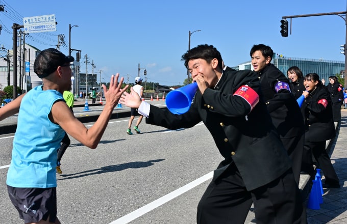 応援団による沿道応援
